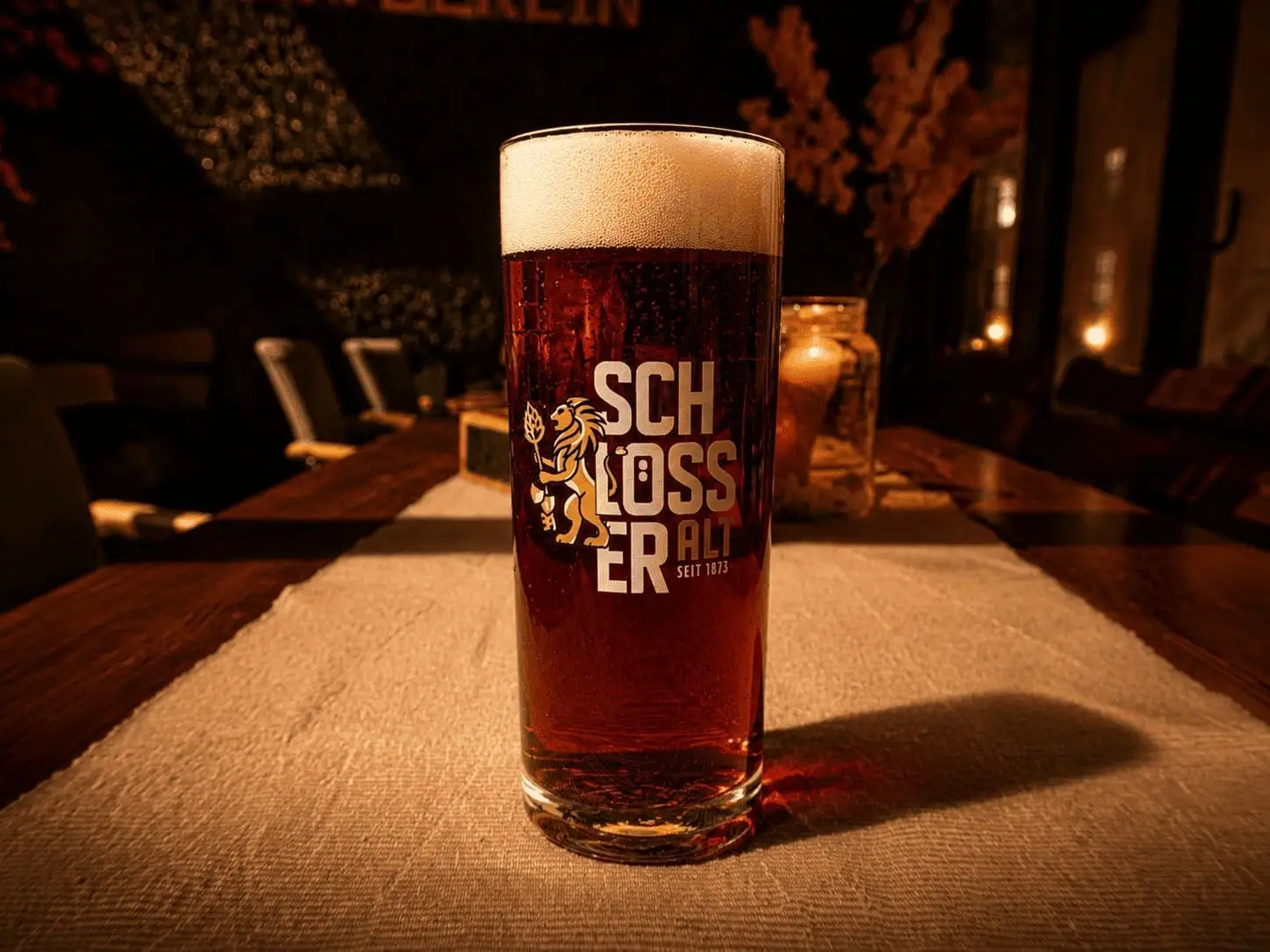 Schlösser Alt im traditionellen Stange-Glas