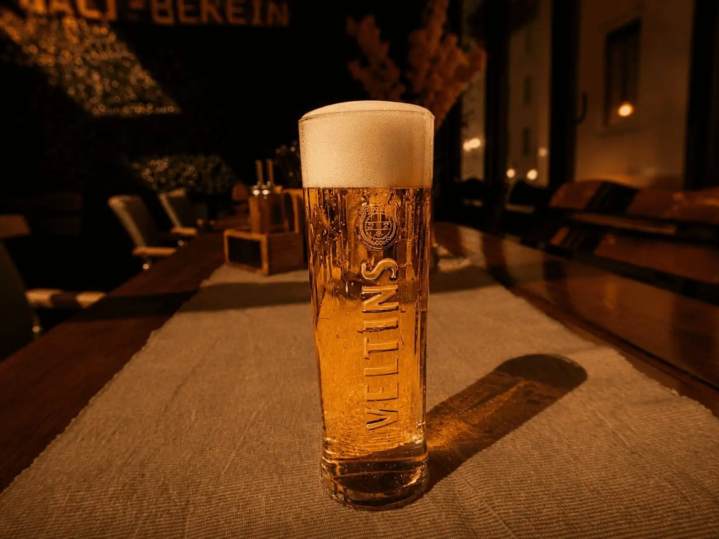 Veltins Pilsener in warmer Kneipenatmosphäre
